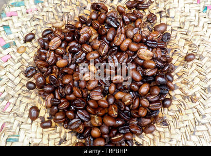 Les grains de café fraîchement torréfié sur bac d'herbe Banque D'Images