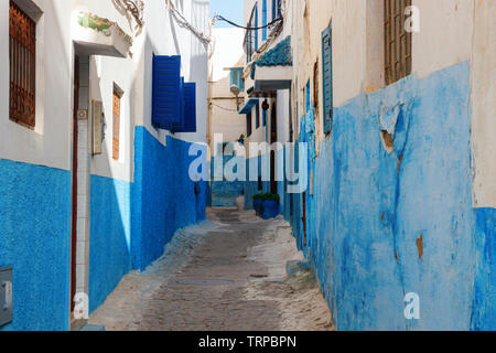 Vieux, ruelle dans la Kasbah de l'Udayas avec des maisons peintes en bleu et blanc. Banque D'Images