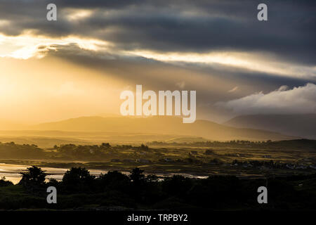 Loughros Point, Ardara, comté de Donegal, Irlande. 11 juin 2019. Le lever du soleil sur le paysage accidenté. Crédit : Richard Wayman/Alamy Live News Banque D'Images