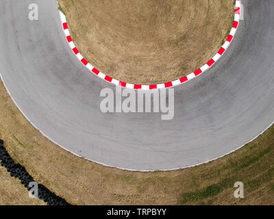 Courbes sur piste de karting, vue aérienne arrière-plan. Banque D'Images