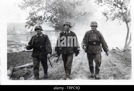 Waffen-SS, hommes en tenue de camouflage Smocks sur le front russe en 1941, la Polizei Div avec Groupe d'armées Nord Banque D'Images