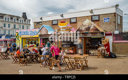 Poissons et emporter le front shop à puce et slush puppy, wc séparés dans la ville côtière de Great Yarmouth, Norfolk Banque D'Images