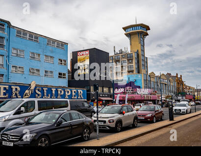 La circulation sur le Golden Mile de Great Yarmouth avec les arcades et de divertissement à l'arrière-plan Banque D'Images