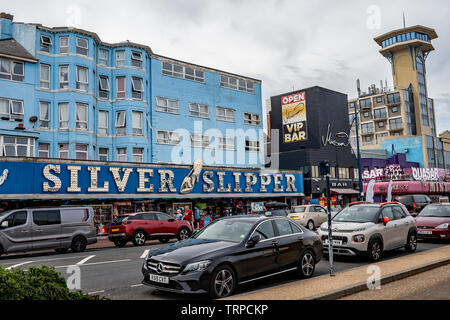 La circulation sur le Golden Mile de Great Yarmouth avec les arcades et de divertissement à l'arrière-plan Banque D'Images