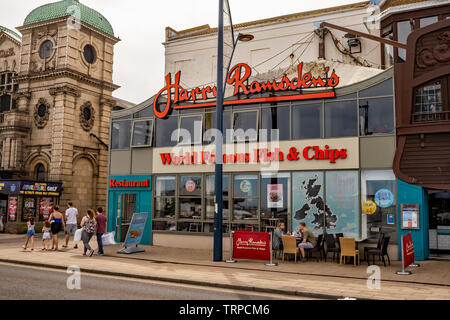 Harry Ramsdens restaurant fish and chips, complet avec stand à emporter, dans la station balnéaire de Great Yarmouth, Norfolk Banque D'Images