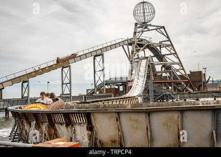 Deux adolescents se remettre de l'excitation de la log flume ride de Great Yarmouth Pleasure Beach theme park Banque D'Images