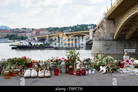 Hommages à Budapest, y compris des fleurs, des bougies et des paires de chaussures placées par le Riverside au lieu d'un accident où deux bateaux sont entrés en collision. Banque D'Images