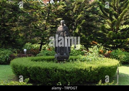 Statue d'un saint dans la cour avant de l'église St.Cajetan, Goa, Inde. Banque D'Images