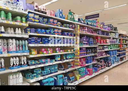 Une femme pose à la recherche de produits sanitaires dans un supermarché Tesco dans l'ouest de Londres le 9 juin 2019. Banque D'Images