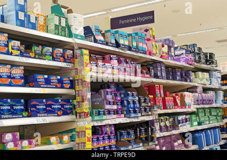 Une femme pose à la recherche de produits sanitaires dans un supermarché Tesco dans l'ouest de Londres le 9 juin 2019. Banque D'Images