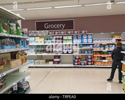 Domaine de l'épicerie avec du papier toilette empilées dans un supermarché Tesco dans l'ouest de Londres le 9 juin 2019. Banque D'Images