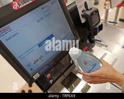 Le paiement des biens au self service peut vérifier dans un supermarché Tesco dans l'ouest de Londres le 9 juin 2019. Banque D'Images