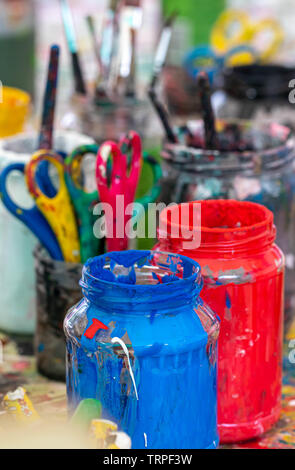 Peinture acrylique bleu et rouge couleurs de pot, enfant creativity concept Banque D'Images