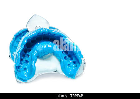 Deux des empreintes dentaires sur fond blanc avec l'exemplaire de l'espace. Moules de dentaire les mâchoires supérieure et inférieure du matériel de silicone. L'empreinte de l'toot Banque D'Images