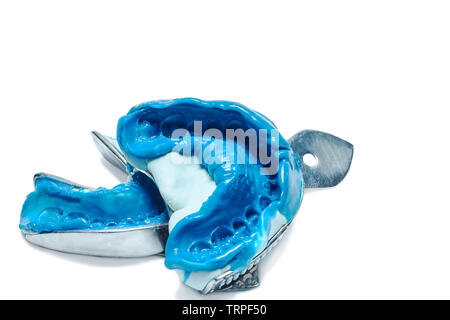 Deux des empreintes dentaires sur fond blanc avec l'exemplaire de l'espace. Moules de dentaire les mâchoires supérieure et inférieure du matériel de silicone. L'empreinte de l'toot Banque D'Images