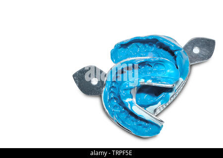 Deux des empreintes dentaires sur fond blanc avec l'exemplaire de l'espace. Moules de dentaire les mâchoires supérieure et inférieure du matériel de silicone. L'empreinte de l'toot Banque D'Images