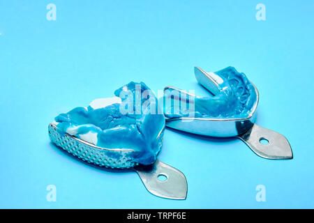Deux des empreintes dentaires sur un fond bleu. Moules de dentaire les mâchoires supérieure et inférieure du matériel de silicone. L'empreinte de la rangée de dents de pré haut Banque D'Images