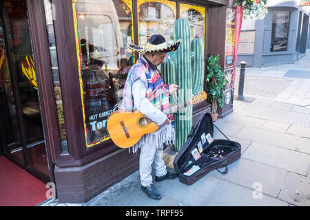 Sombrero mexicain,port,guitariste,musicien,busker,,sur,Bold Street, Liverpool, Merseyside,Nord,ville,Angleterre,UK,GB,Grande Bretagne,Europe, Banque D'Images