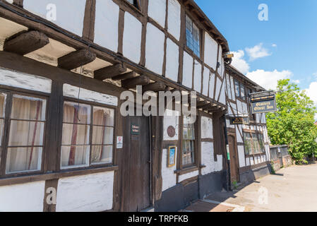 Ye Olde Black Bear Inn à Tewkesbury est le plus vieux pub dans le Gloucestershire ayant ouvert il y a 700 ans. Il est actuellement fermé. Banque D'Images