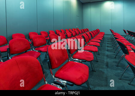 Sièges rouge vide dans la salle de conférence prêt pour réunion du grand groupe de personnes Banque D'Images