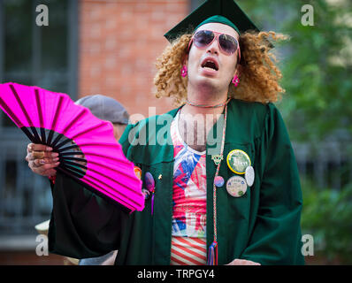 NEW YORK - 25 juin 2017 : Un homme célèbre en costume flamboyant à l'assemblée annuelle gay pride parade à Greenwich Village. Banque D'Images