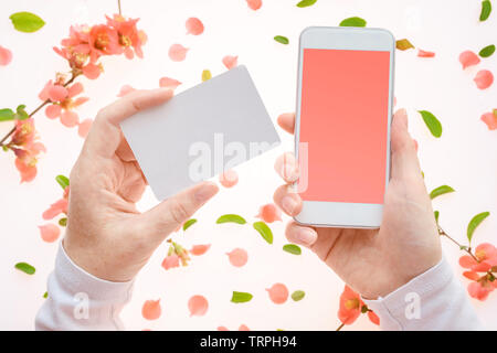 Carte de printemps et smartphone de femmes des maquettes avec décoration florale colorée Banque D'Images