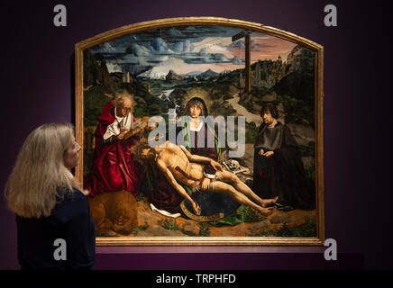 National Gallery, Londres, Royaume-Uni. 11 juin 2019. Bartolomé Bermejo : Maître de la Renaissance espagnole, l'une des plus innovatrices et accompli des peintres actifs dans la seconde moitié du 15ème siècle. L'exposition est présentée du 12 juin au 29 septembre 2019. De droit : Conservateur Letizia Treves en face de Pietà Desplà, probablement 1490. La Cathédrale de Barcelone. Credit : Malcolm Park/Alamy Live News. Banque D'Images