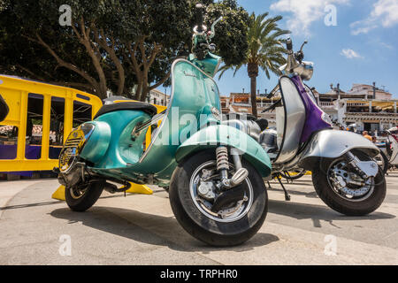 Lambretta et Vespa scooters, vélos classiques sur l'affichage à une réunion annuelle de moto classique à Mijas, Andalousie, espagne. Banque D'Images