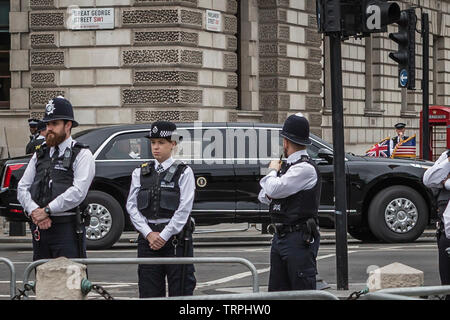 4 juin, 2019. L'atout de Donald regarde vers les manifestants en place du Parlement de sa limousine le 2 ème jour de sa visite d'État du Royaume-Uni Banque D'Images