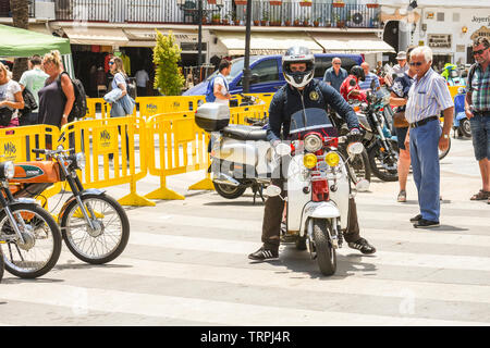 Classic bikes sur l'affichage à une réunion annuelle de moto classique à Mijas, Andalousie, espagne. Banque D'Images