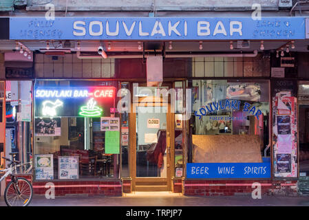 Les signes sont allumés mais un souvlaki grec bar sur la rue Brunswick, Fitzroy, Victoria, Australie est fermé à 7h du matin Banque D'Images