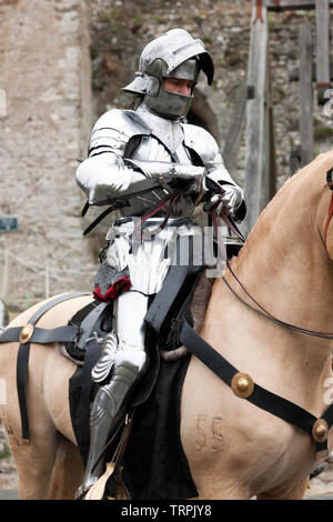 Close-up of a sur un chevalier en armure complète étant prêt pour un tournoi de joutes au château de Douvres, Août 2018 Banque D'Images