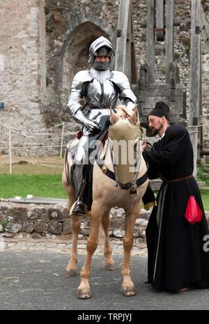 Close-up of a sur un chevalier en armure complète étant prêt pour un tournoi de joutes au château de Douvres, Août 2018 Banque D'Images