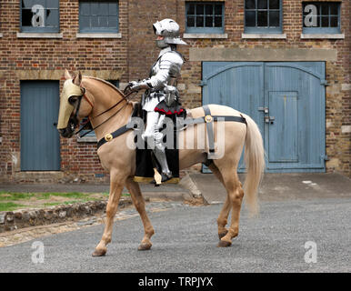 Close-up of a sur un chevalier en armure complète étant prêt pour un tournoi de joutes au château de Douvres, Août 2018 Banque D'Images