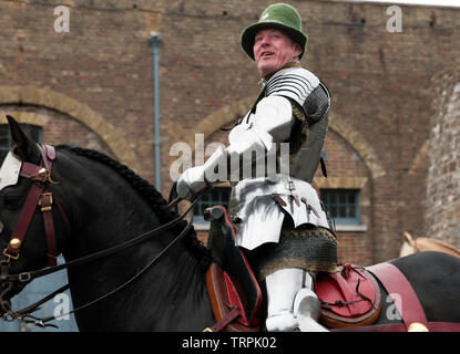 Close-up of a sur un chevalier en armure complète étant prêt pour un tournoi de joutes au château de Douvres, Août 2018 Banque D'Images