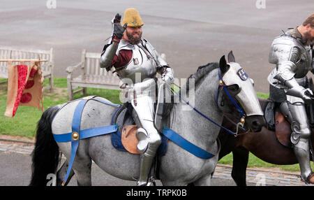 Close-up of a sur un chevalier en armure complète étant prêt pour un tournoi de joutes au château de Douvres, Août 2018 Banque D'Images