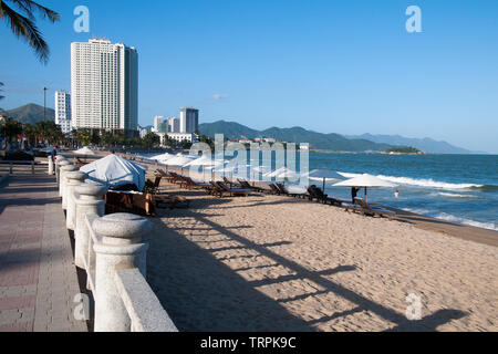 Nha Trang Viêt Nam, vue le long de la plage de la ville, avec les tours d'habitation en arrière-plan Banque D'Images