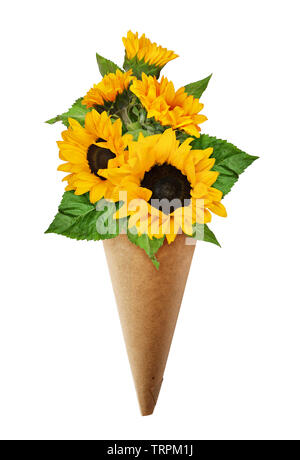 Bouquet de tournesols dans un cornet de papier craft isolated on white Banque D'Images