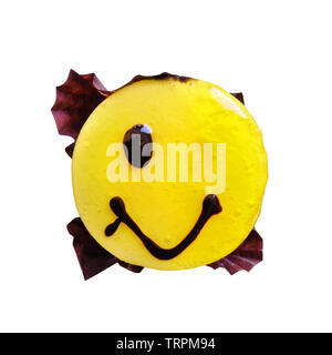 Le concept d'un échec de l'alimentation, surprise. Funny sweet smilie, rond jaune jelly cake, dessert de bonne humeur, de joie, de plaisir. Banque D'Images