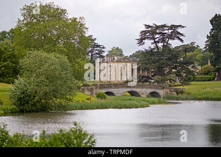 Pont supérieur par la Georgian Mansion house à Compton Verney, Warwickshire, Royaume-Uni. 10.06.19. Banque D'Images