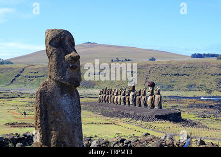 Statue Moai solitaire avec le célèbre 15 Moai sur la plate-forme à l'ahu Tongariki, site archéologique de l'île de Pâques, Chili, Amérique du Sud Banque D'Images