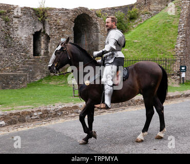 Close-up of a sur un chevalier en armure complète prête à prendre part à un tournoi de joutes English Heritage à Château de Douvres, Août 2018 Banque D'Images