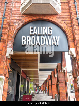 Entrée latérale avec panneau bien visible ci-dessus, à l'architecture moderne et populaire de Ealing Broadway shopping centre. Ealing, London W5, Angleterre, Royaume-Uni. Banque D'Images