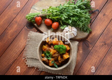 Hongrois traditionnels faits maison, ragoût de viande de boeuf Goulash avec pommes de terre, carottes, tomates, le brocoli dans un bol Banque D'Images