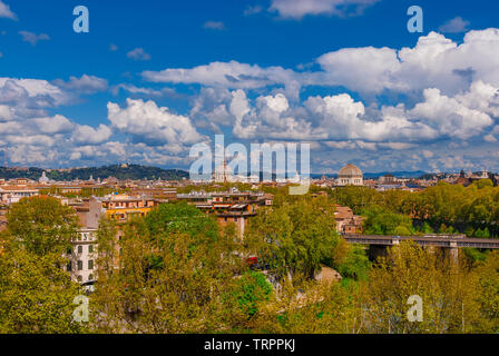 Rome centre historique ancien au-dessus les toits de Trastevere avec de vieilles églises, clochers, dômes et les nuages, vu à partir de la colline de l'Aventin Banque D'Images