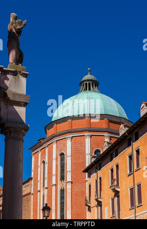 L'abside de la cathédrale de Vicence avec dome conçu par le célèbre architecte Andrea Palladio au 16ème siècle et ciel bleu (avec copie espace ci-dessus) Banque D'Images