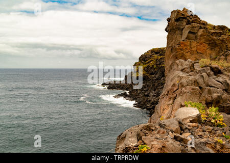 Buenavista del Norte, Tenerife, Canaries. La côte de cette ville solitaires dans le nord de l'île est belle et naturelle encore Banque D'Images