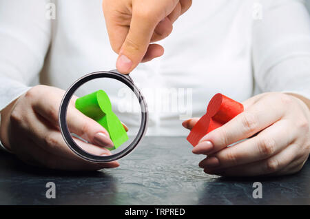 La femme arbitre examine la situation de conflit entre les gens. Conflit d'intérêts. Recherche de solutions et de compromis. Les différends de lissage. C Banque D'Images