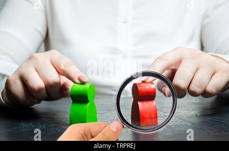 La femme arbitre examine la situation de conflit entre les gens. Conflit d'intérêts. Recherche de solutions et de compromis. Les différends de lissage. C Banque D'Images