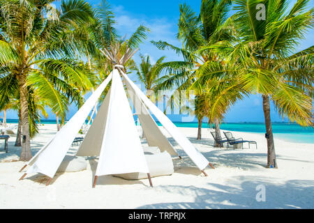 Chill zone salon avec une tente et un coin salon à l'hôtel de luxe sur la rive de l'Océan Indien, les Maldives Banque D'Images